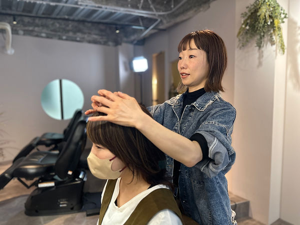 スタイリストが施術を行う様子