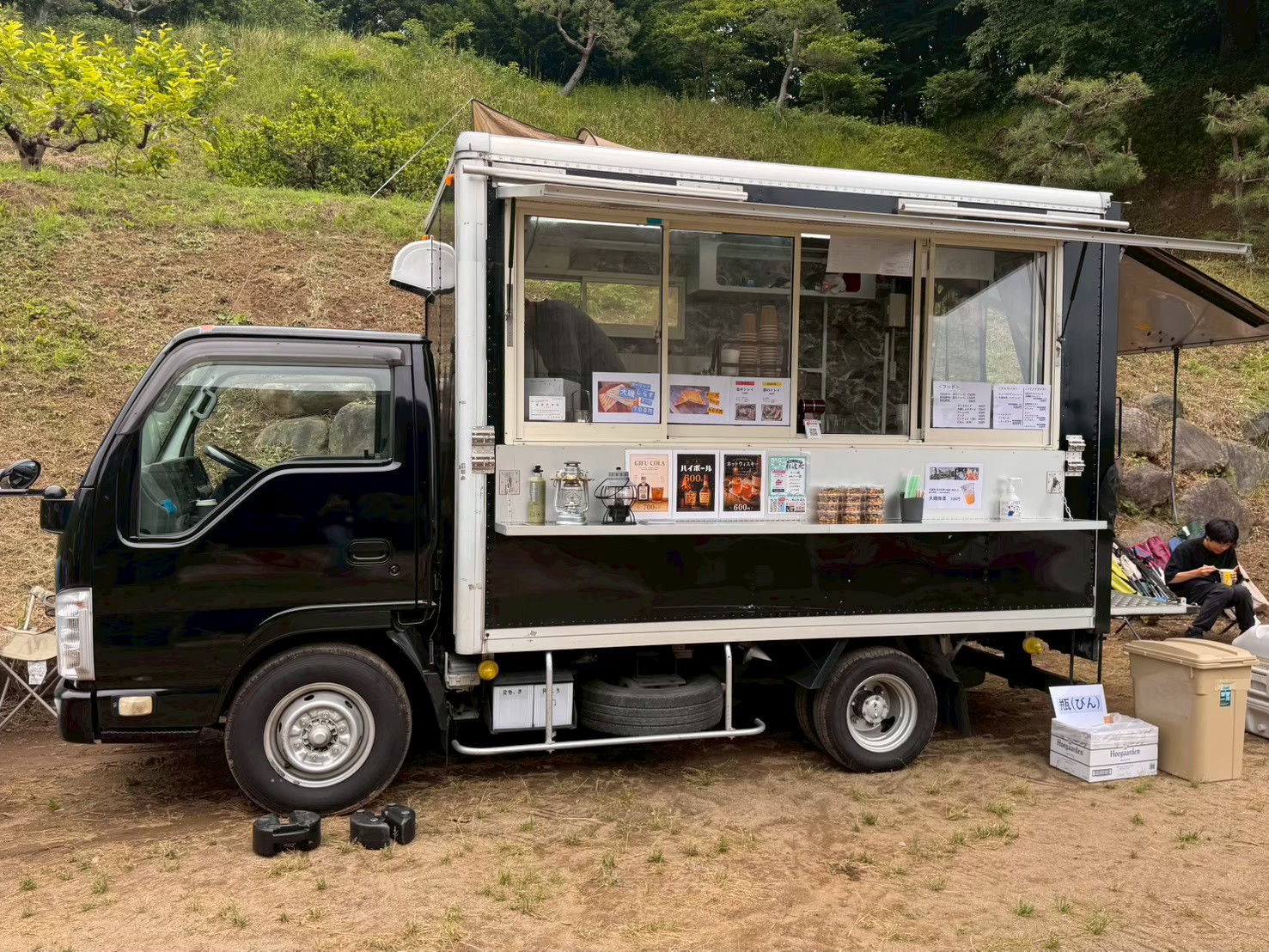 ドリンクとフードを提供するキッチンカー