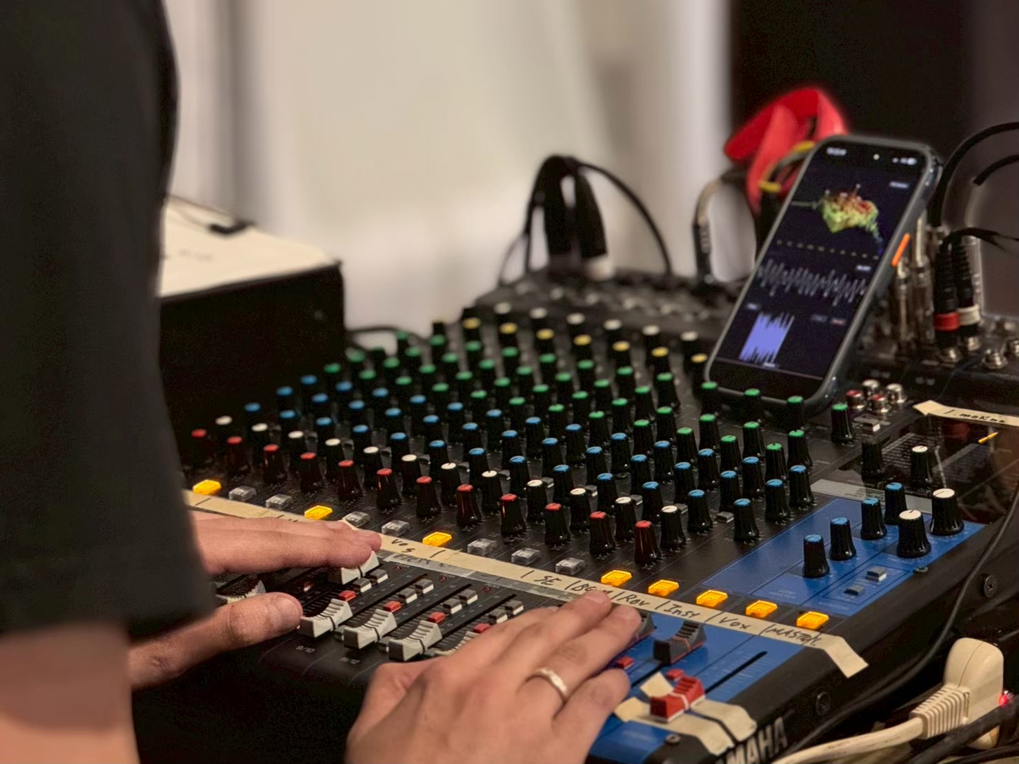 音響を調整するスタッフ