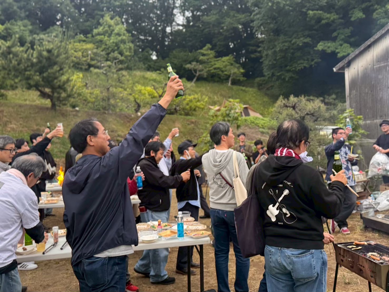 BBQを囲んで乾杯する参加者