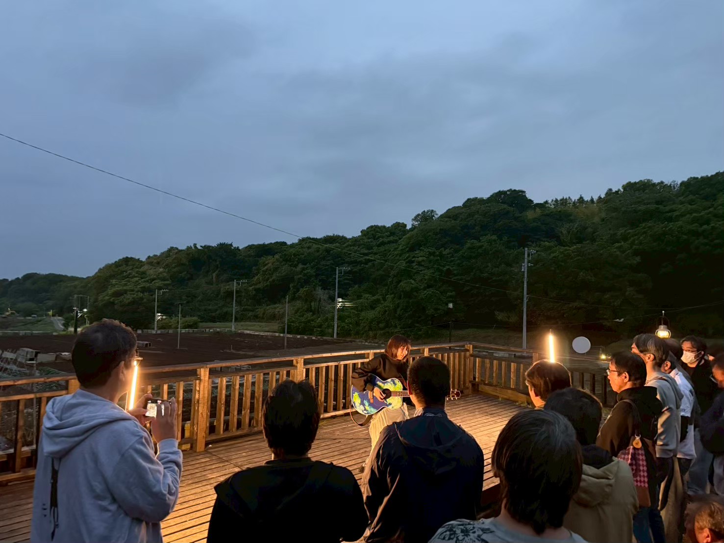 夕暮れのウッドデッキでの弾き語りライブ